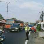Aiptu Tarjono Gatur Lalin Pagi di Depan Sekolah Al hikmah Cikampek