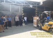 Kapolsek Cimanggung Hadiri Pendistribusian Logistik Surat Suara Gubernur dan Wakil Gubernur Propinsi Jawa Tengah Tahun 2024 Dari PT. Gramedia Ke KPU Provinsi Jawa Tengah