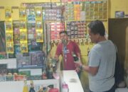 Kring Serse Polsek Banyusari Datangi Toko Jamu Temukan Miras 2 Botol Kecil