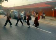 Bhabinkamtibmas Polsek Telagasari Gelar Gatur Pagi dan Bantu Siswa Menyebrang