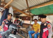 Anggota Sat Samapta Polres Karawang Polda Jabar sambangi Tukang Ojek Pangkalan pada Siang hari melalui Patroli Perintis