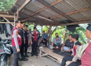 Anggota Sat Samapta Polres Karawang Polda Jabar sambangi Tukang Ojek Pangkalan pada Siang hari melalui Patroli Perintis
