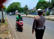 Kanit Lantas Polsek Klari Polres Karawang Berikan Teguran Kepada Pengendara Motor Lawan Arah