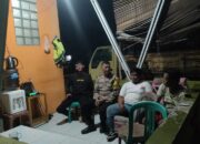 Potret Bhabinkamtibmas Polsek Klari Saat Bersama warga Di Pos Kamling Desa Binaan Masing Masing