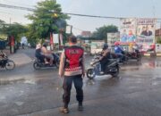 Bhabinkamtibmas Polsek Telagasari Lakukan Gatur disekitar Pasar Antisipasi Kemacetan di Pagi Hari