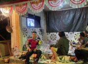 Kegiatan Humanis Bhabinkamtibmas Ngawangkong di Poskamling Kampung Cisalak