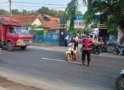 /Bhabinkamtibmas Polsek Telagasari Lakukan Gatur dan Bantu Siswa Menyebrang