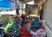 Babinsa Koramil 07/Aceh Tamiang Cek Harga Sembako di Pasar Mingguan