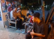 Anggota Polsek Batujaya melaksanakan Giat Ngawangkong bersama Masyarakat Desa Kutaampel pada malam hari