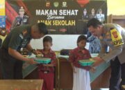 Kolaborasi Kodim 0614/Kota Cirebon dan Polres Cirebon Kota Beri Makan Bergizi Gratis Untuk Siswa SD.