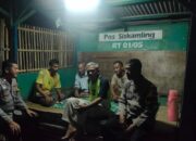 Duet Bhabinkamtibmas Polsek Klari Sambangi Warga Di Poskamling