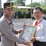 Kapolres Nganjuk Pimpin Upacara Kenaikan Pangkat Pengabdian Periode 1 Oktober 2024 dan Pemberian Piagam Penghargaan Anggota Berprestasi