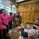 Ketua Umum Bhayangkari Kunjungi Aiptu Heri dan Anaknya yang Terbaring Sakit