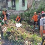 Sertu M. Nurhasan Babinsa Kelurahan Ngadirejo Bersama Warga Lakukan Aksi Bersih Kali Hulu