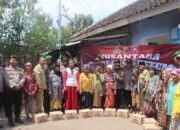 Polres Pasuruan Bagikan Air Bersih dan Sembako di Kecamatan Kejayan