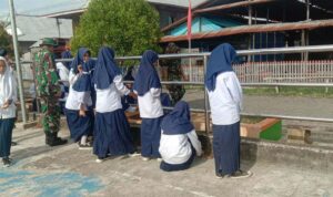 Babinsa Ajak Siswa Cintai Lingkungan