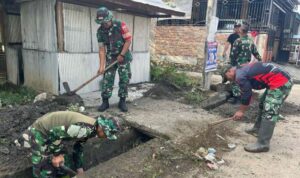 Letda Murjalil Bersih-bersih Bareng Warga