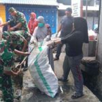 Guyub Bersihkan Selokan, Babinsa Turun Tangan!