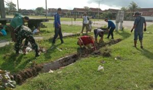 Gotong Royong Bareng Babinsa, Lapangan Kinclong!