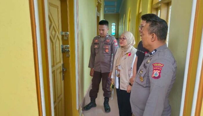 Gudang Dijaga Ketat, Nggak Ada Celah Buat Gangguan!