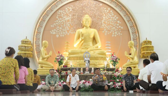Kapolda Sulsel Perkuat Silaturahmi di Vihara Dhamasa