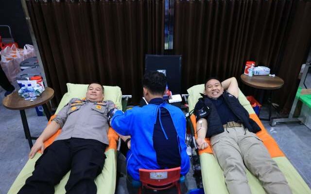 Serentak Berdonor: Humas Polri Tebar Manfaat di Usia 73!