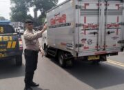 Antisipasi Kemacetan siang Personil  Samapta   Polsek Ujungberung Melaksanakan Pengaturan Arus  Lalin