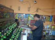 *Kring Serse Polsek Banyusari Datangi Toko Jamu Temukan Miras 2 Botol Kecil*