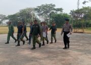 Polisi RW Polsek Pedes Polres Karawang Melatih Linmas Baris Berbaris
