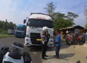 Unit Kamsel Satlantas Polres Karawang Berikan Teguran Humanis Kepada Pelanggar di Jalan Raya