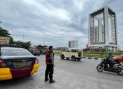 Patroli Perintis! Polsek Telukjambe Barat Jaga Keamanan di Bundaran Novotel