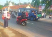 Bhabinkamtibmas Polsek Telagasari Lakukan Gatur dan Bantu Siswa Menyebrang dengan Aman