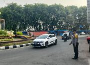 Giat Polisi Lakukan Pengaturan Arus Lalu Lintas Upaya Urai Kemacetan di Bundaran Tugu Padi Karawang