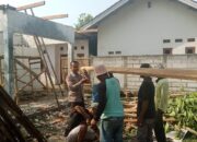Bergotong royong bersama warga, Bhabinkamtibmas membantu membangun rumah warga