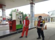 Kunjungi SPBU, Prekat Polsek Banyusari Berikan Rasa Aman