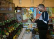 Kring Serse Polsek Banyusari Datangi Toko Jamu Temukan Miras 2 Botol Kecil