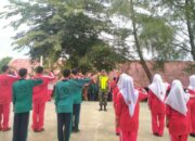 Tanamkan Disiplin Babinsa 07/Kejuruan Muda Latih PBB Siswa-Siswi MAN 2 Aceh Tamiang