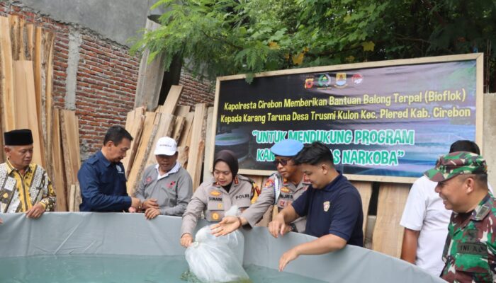 Polresta Cirebon Bagikan Bibit Cabai, Ikan, dan Bioflok di Desa Trusmi Kulon