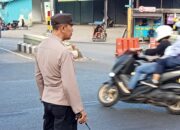 Kapolsubsektor Karawang Barat Lakukan Gatur Antisipasi Kemacetan di Jalan Raya Pertigaan Lampu Merah Tanjungpura Karawang