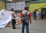 Kapolsek Banjaran Polresta Bandung Cek Kedatangan Logistik Pilkada Dari KPU Ke Gudang Transit Logistik Pilkada PPK Banjaran