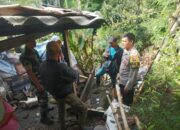Bersama Warga, Personil Polsek Ciwidey Bersihkan Material Bencana Alam Longsor di Desa Panyocokan, Desa Lebakmuncang dan Desa Panundaan