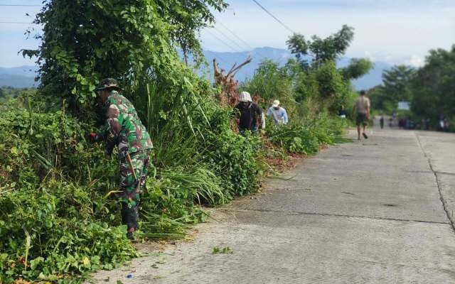 Sinergi Prajurit dan Warga, Bersihkan Desa demi Lingkungan Asri
