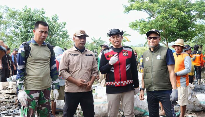 Sinergi TNI-Polri, Sungai Walatedong Bersih!