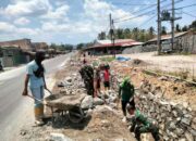 Babinsa Perbaiki Drainase, Tebar Bakti untuk Warga
