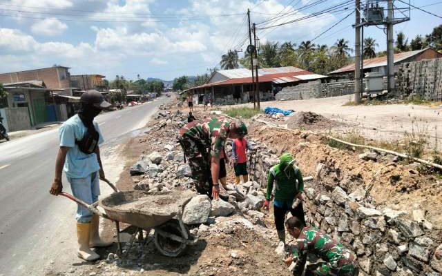 Babinsa Perbaiki Drainase, Tebar Bakti untuk Warga