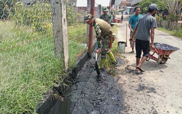 Serma Afsalul dan Warga: Bersatu Bersihkan Drainase, Tepis Ancaman Banjir