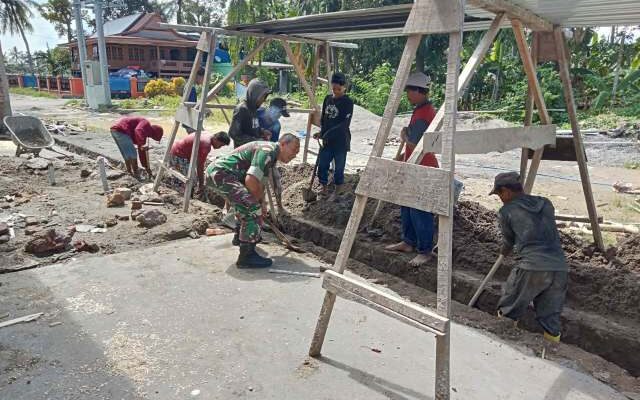 Babinsa dan Warga Bersinergi, Antisipasi Banjir di Panca Rijang