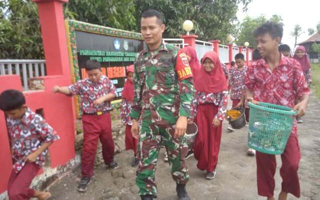 Babinsa dan Siswa SDN 3 Carawali Kompak Wujudkan Lingkungan Bersih