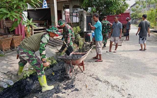 TNI dan Warga Pitu Riase Bersatu, Bersihkan Drainase Tangkal Banjir