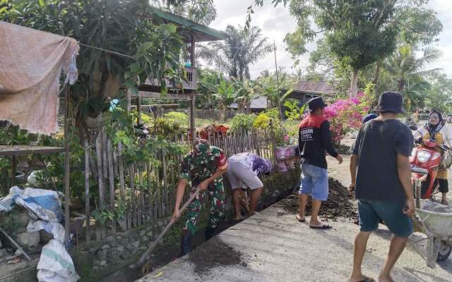Sertu Amin Pimpin Warga Lanrang Bangun Benteng Sehat